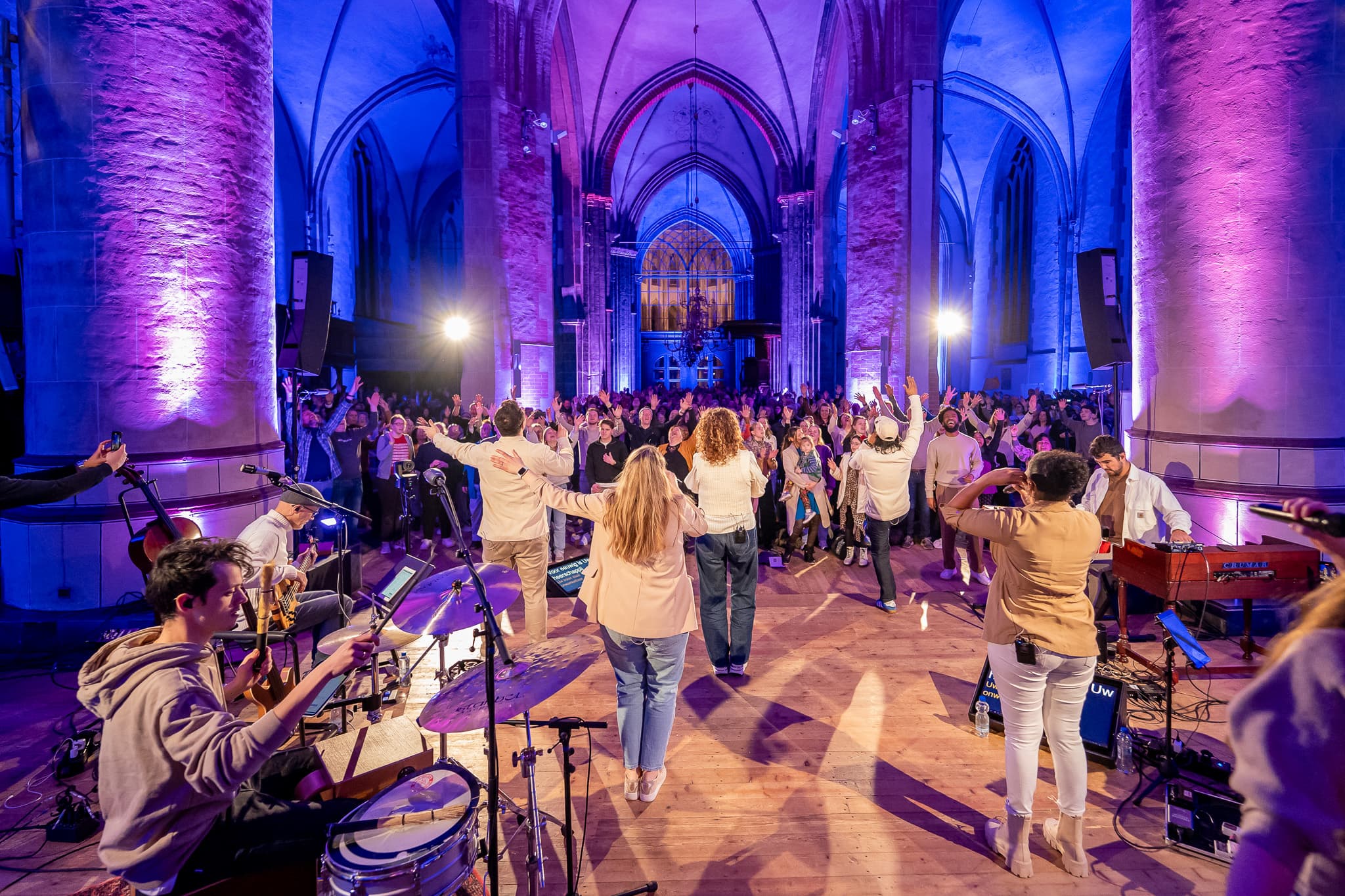 Prachtige aanbidding in oude kerken, met Presence